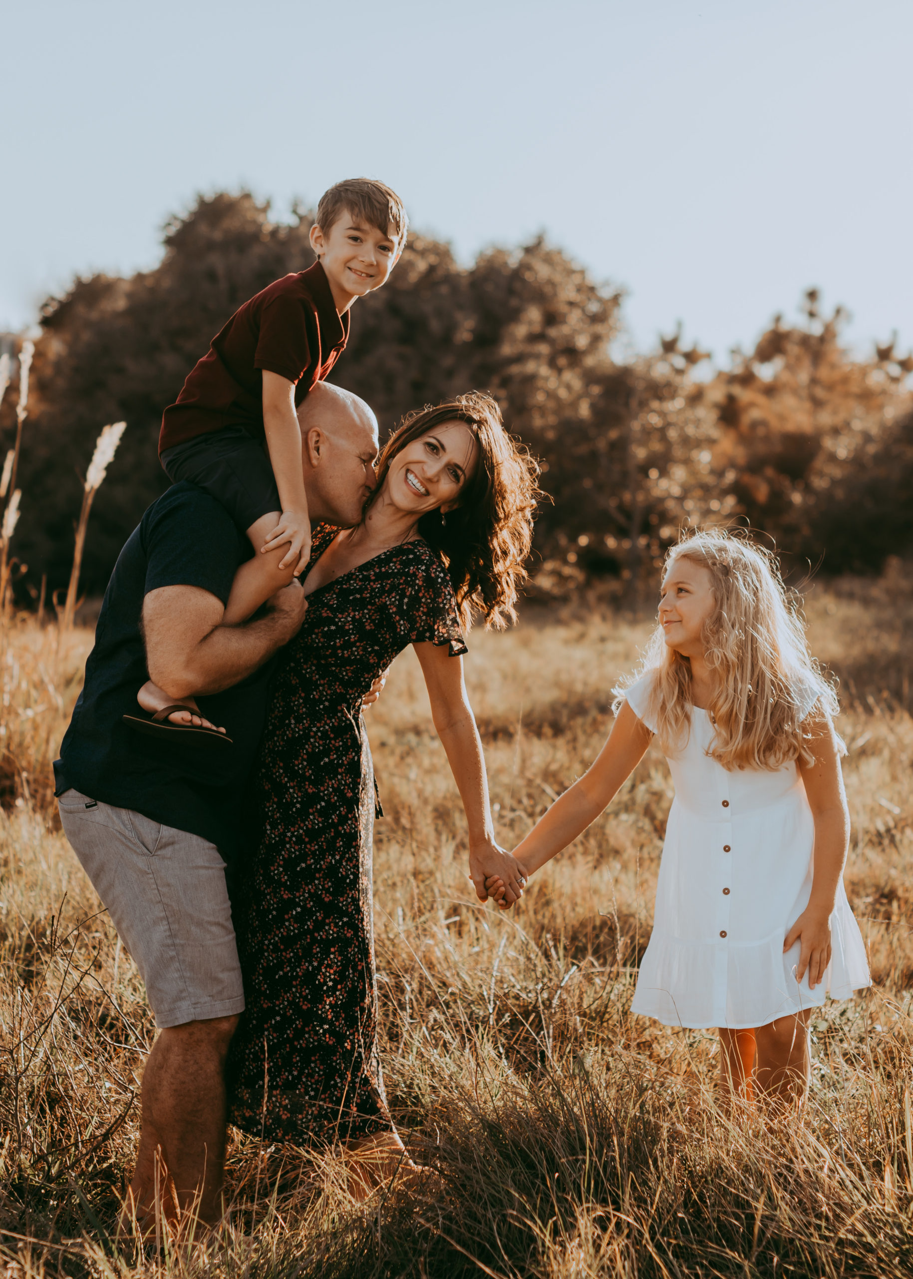 beautiful family moments in a warm sunny field of beach grass by laura walter photography 