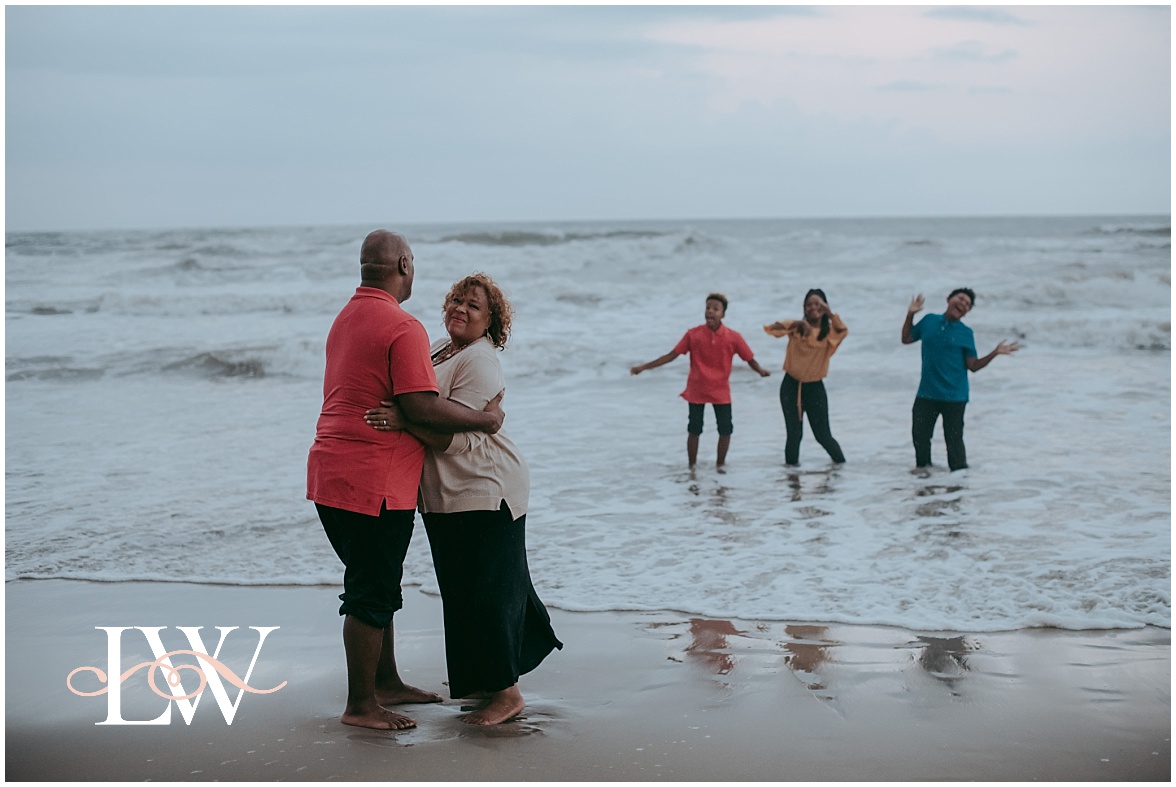 Corolla, NC Family at the ocean side by Laura Walter Photography